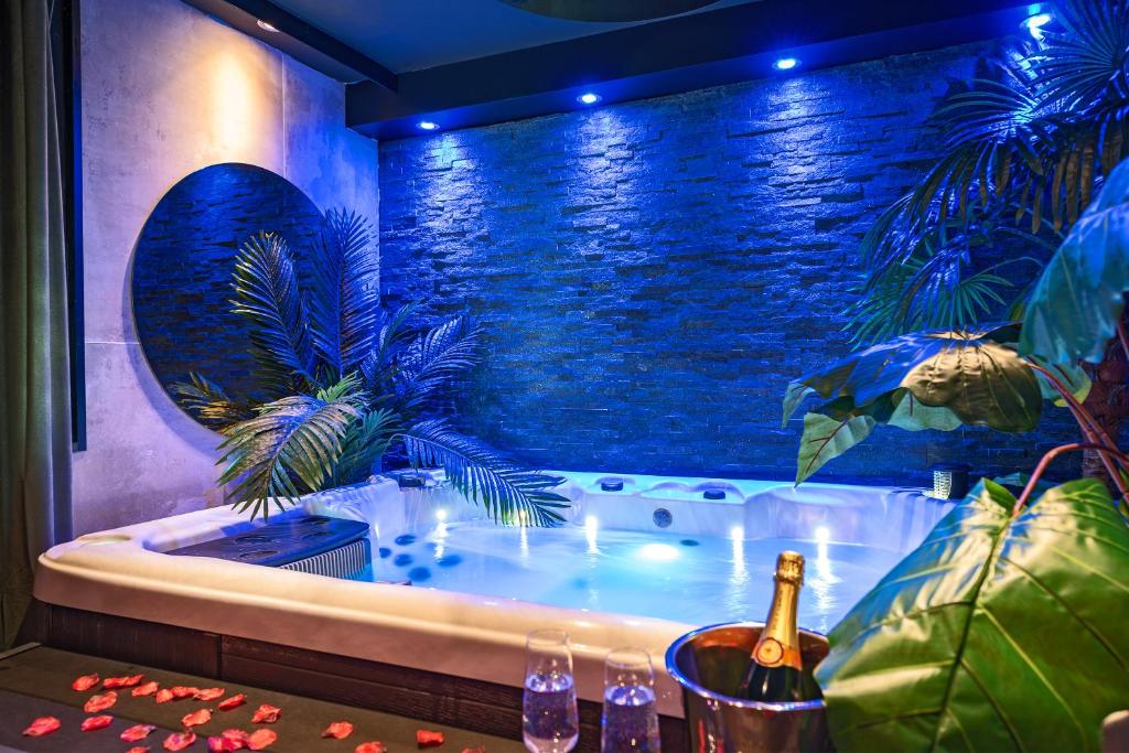 Jacuzzis Pool Party